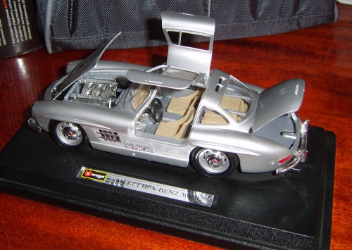 Фото Масштабна модель Bburago (1:24) 1954 Mercedes-Benz 300 Sl (18-22023) від користувача 