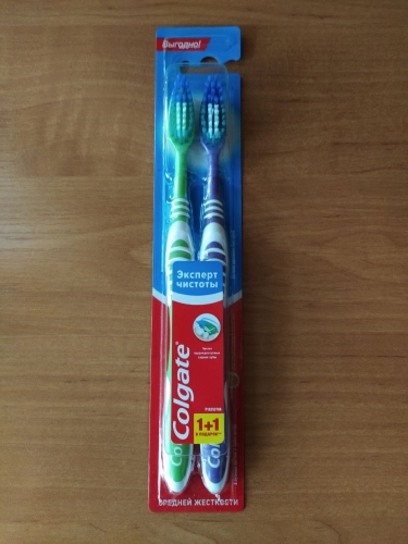 Фото  Colgate Extra Clean зубні щіточки medium 2 шт кольорові варіації Purple, Blue 2 кс від користувача Isolar