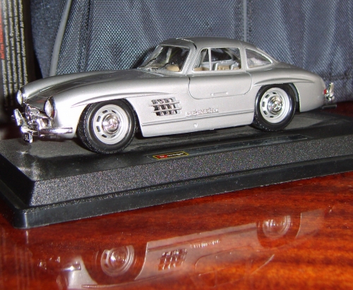 Фото Масштабна модель Bburago (1:24) 1954 Mercedes-Benz 300 Sl (18-22023) від користувача 