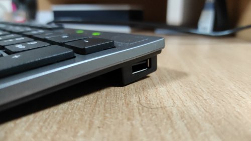 Правый боковой порт USB (второй из двух)