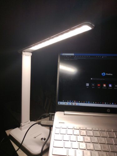 Фото Офісна настільна лампа Electro House LED 10W з бездротовою зарядкою White (EH-LMT-WC1) від користувача Igorius1