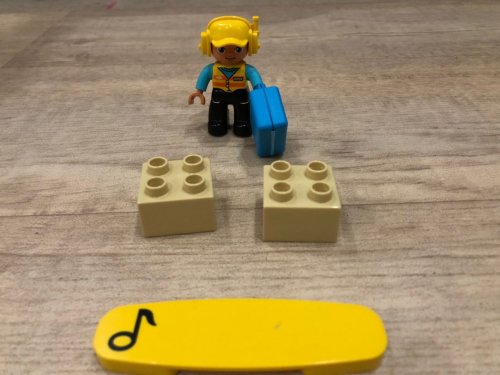 1 строитель с чемоданом, двумя блоками и жёлтый функциональный блок (включающий гудок)