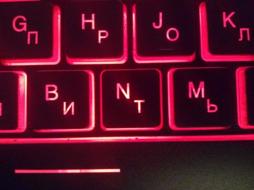 Та самая неоднородность подсветки внутри каждой отдельно клавиши. (в реальности цвет гораздо приятнее, но только с такой фокусировкой телефон смог схватить ту самую неоднородность)