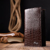 Karya Коричневий вертикальний чоловічий гаманець із натуральної шкіри з тисненням під крокодила  (2421140) - зображення 5