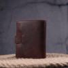 Karya Темно-коричневий чоловічий гаманець із вінтажної шкіри з хлястиком на кнопці  (2421387) - зображення 9