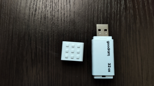 Фото Флешка GOODRAM 32 GB UME2 USB 2.0 White (UME2-0320W0R11) від користувача uncle joseph