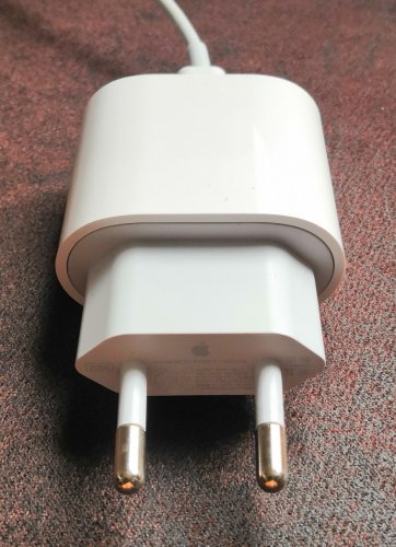 Фото Мережевий зарядний пристрій Apple USB-C Power Adapter 20W (MHJE3) від користувача savaof