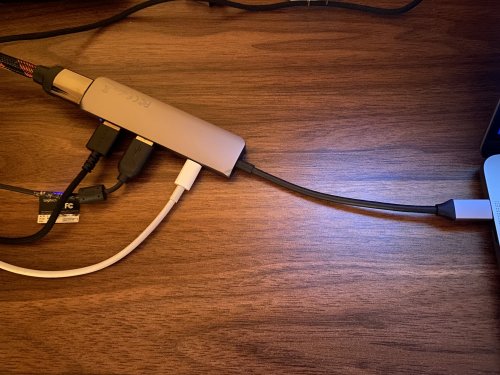 Satechi USB-Hub, через который подключен монитор, мышь и юсб-юсб шнур