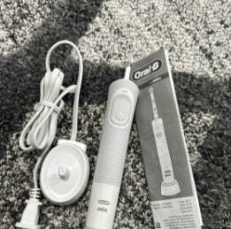 Фото Електрична зубна щітка Oral-B Vitality 100 Sensi UltraThin White D100.413.1 (4210201262183) від користувача mandragor971