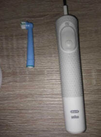Фото Електрична зубна щітка Oral-B Vitality 100 Sensi UltraThin White D100.413.1 (4210201262183) від користувача zetsuobilly