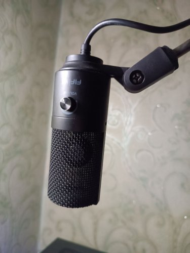 Мікрофон (він на пантографі, але комплект має тринога)