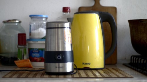 Желтый чайник Magio MG-976 в фокусе, в расфокусе кофемолка Magio MG-202 