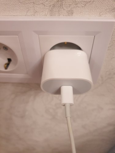 Фото Мережевий зарядний пристрій Apple 20W USB Type-C Power Adapter White (MHJ83) від користувача Sergey