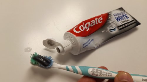 Фото зубна паста Colgate Advanced White відбілююча зубна паста з вугіллям 75 мл від користувача QuickStarts