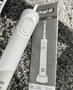 Фото Електрична зубна щітка Oral-B Vitality 100 Sensi UltraThin White D100.413.1 (4210201262183) від користувача mandragor971