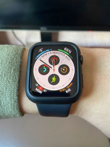 Apple Watch SE 44mm Space Gray в силиконовом чехле