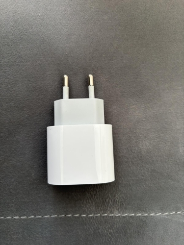 Фото Мережевий зарядний пристрій Apple 20W USB-C White (MHJA3) від користувача Orestiv.