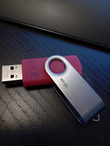 Фото Флешка GOODRAM 16 GB Twister USB 3.0 (UTS3-0160R0R11) від користувача Andrewsh