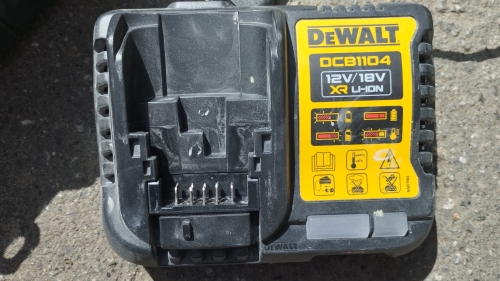 Фото Зарядний пристрій для електроінструменту DeWALT DCB1104 від користувача XOI