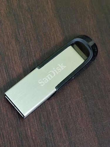 Фото Флешка SanDisk 64 GB Ultra Flair Black (SDCZ73-064G-G46) від користувача Burning Money