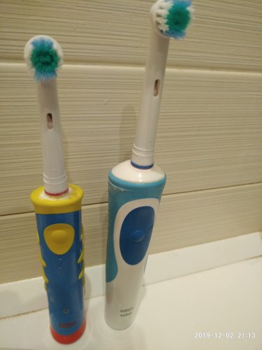 Фото Електрична зубна щітка Oral-B D12.513S Vitality Sensitive Clean від користувача Yurii