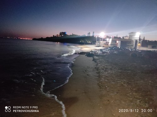 Пляж Дофиновка. При минимальном освещении —неплохие фото.