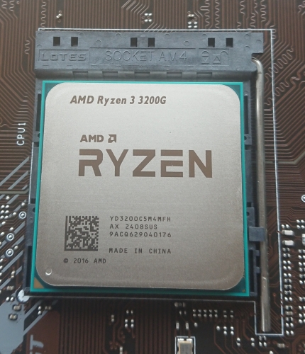 Фото Процесор AMD Ryzen 3 3200G (YD3200C5FHBOX) від користувача Romanoff