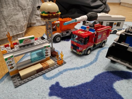 Фото блоковий конструктор LEGO City Пожар в бургер-баре (60214) від користувача 2364275
