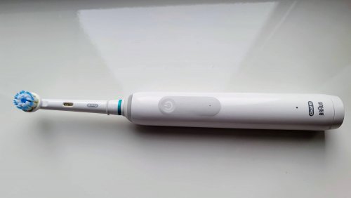 Фото Електрична зубна щітка Oral-B PRO3 3000 D505.513.3 Sensitive Clean White від користувача Jack