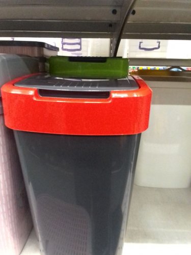 Фото сміттєві відра Curver Відро для сміття  Flip bin сірий із червоним 50 л сірий із червоним 195024 (3253922172080) від користувача iliamoskalenkose