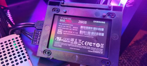 Фото SSD накопичувач Samsung 860 PRO 256 GB (MZ-76P256BW) від користувача N.George