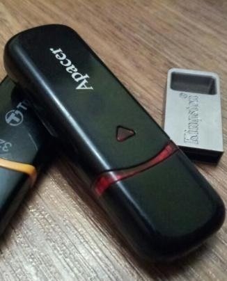 Фото Флешка Apacer 64 GB AH333 Black USB 2.0 (AP64GAH333B-1) від користувача Yury  Berezovsky