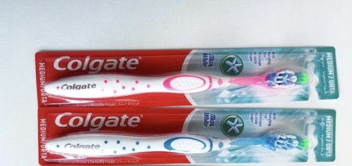 Фото звичайна щітка Colgate Відбілююча зубна щітка  Макс Блиск середньої жорсткості 1 + 1 2 шт (4606144005695) від користувача Djos