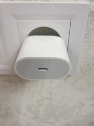 Фото Мережевий зарядний пристрій Apple 20W USB Type-C Power Adapter White (MHJ83) від користувача Sergey