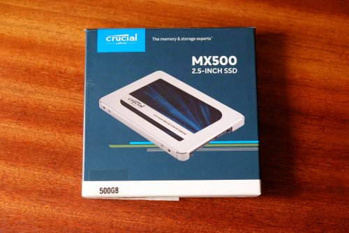 Верх упаковки SSD-накопичувача Crucial MX500.