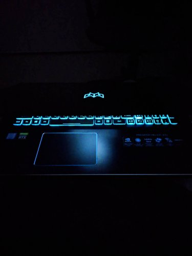 LED лого на задней панели Acer Predator Helios 300