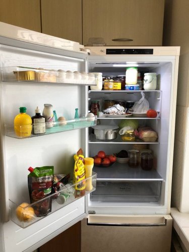 Відкритий холодильник