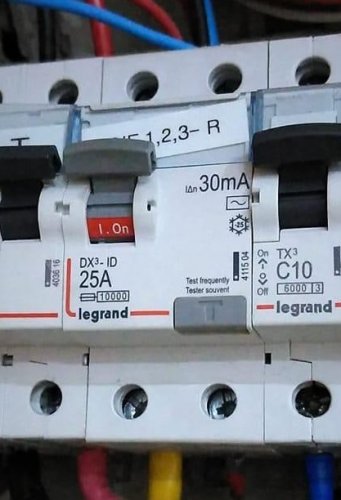 Фото Диференційне реле Legrand Dx3 25 A, 220 В, 2 п., Тип C, 30 mA (411504) від користувача Zlk