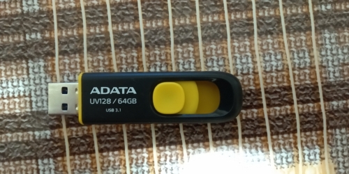 Фото Флешка ADATA 64 GB DashDrive UV128 Black/Yellow (AUV128-64G-RBY) від користувача XOI