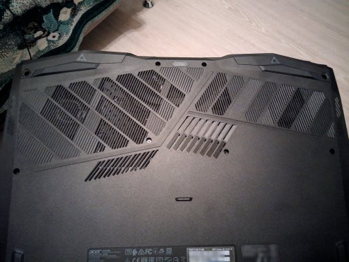 Нижние выходы под охлаждение Acer Predator Helios 300