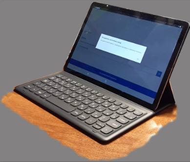 Samsung Galaxy S5e с чехлом-клавиатурой (общий вид)