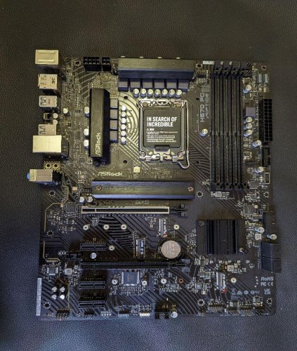 Фото Материнська плата ASRock H670 PG Riptide від користувача formicron