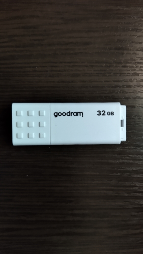 Фото Флешка GOODRAM 32 GB UME2 USB 2.0 White (UME2-0320W0R11) від користувача uncle joseph