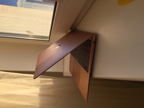 Фото Ноутбук Apple MacBook Air 13" Gold 2018 (MREF2, 5REF2) від користувача Emy
