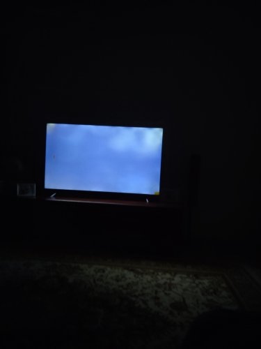 В темноте такой вид. В жизни экран немного темнее, но не сильно. А засветы видны и здесь. Включен чисто черный экран и такая картина. 