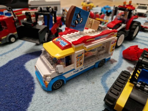 Фото Блоковий конструктор LEGO City Фургон с мороженым (60253) від користувача 2364275